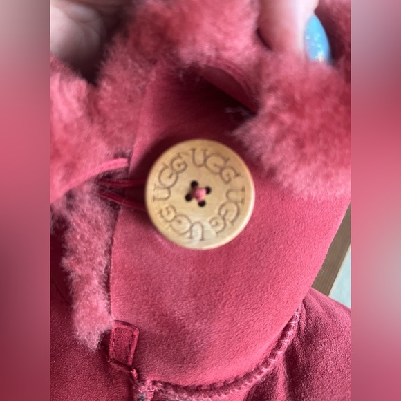 💯 AUTHENTIC- RED BAILEY BUTTON SHORT UGGS - SIZE 7 -ORIGINAL BOX- WORN ONCE !!! - Picture 6 of 10